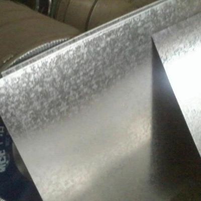 longitud 2000-6000mm de hoja de hierro galvanizado de la piel de paso de la superficie